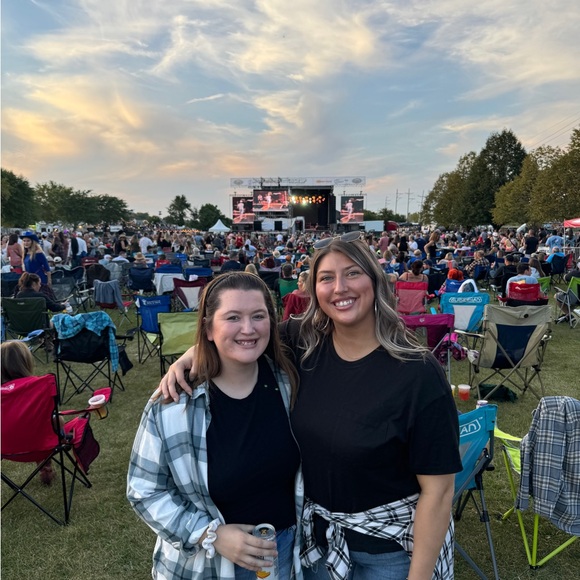 Meet your Posher, Alyssa - Picture 6 of 7